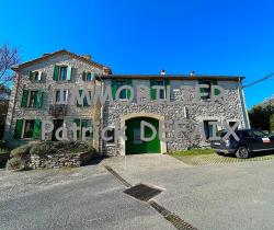 Propriété Plus de 5 pi&egrave;ces  590 m2