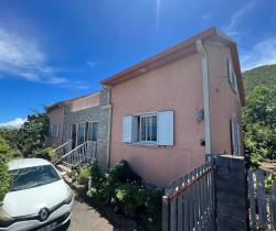 Maison / Villa 4 pi&egrave;ce(s)  143 m2